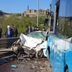 Yolcu otob&uuml;s&uuml;yle otomobil &ccedil;arpıştı: &Ouml;l&uuml; ve yaralılar var!