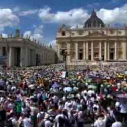 200.000 Katolik gen&ccedil; Papa Francis'i anmak i&ccedil;in Aziz Petrus Meydanı'na akın etti