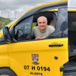 Taksici, turistin unuttuğu &ccedil;antasını teslim etti: Haram para istemem