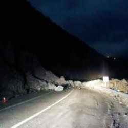 Artvin-Ardahan kara yolunda heyelan meydana geldi