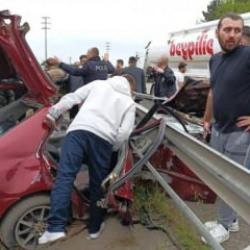 Bariyere çarpan otomobildeki 2 kişi ağır yaralandı