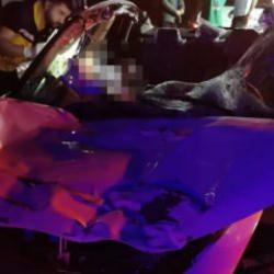 Başıboş ata &ccedil;arpan ara&ccedil; hurdaya d&ouml;nd&uuml;! &Ouml;l&uuml; ve yaralı var!