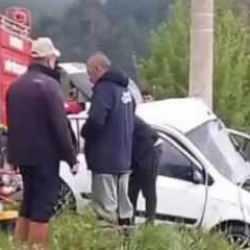 Denizli’de otomobil elektrik direğine çarptı; 2 ölü, 1 yaralı