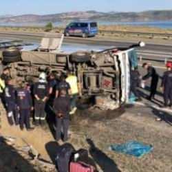 Elazığ'da yolcu midibüsü karşı şeride geçerek yan yattı: 25 yaralı