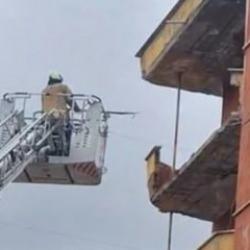 İstanbul'da korkutan anlar: Binanın balkonu çöktü!