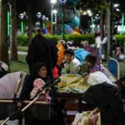 İstanbullular deprem korkusuyla geceyi sokakta ve camilerde geçirdi