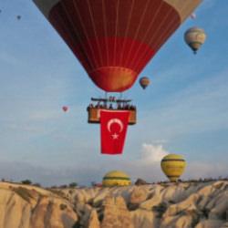 Kutlamalar gökyüzünde başladı: Sıcak hava balonları Türk bayraklarıyla havalandı  