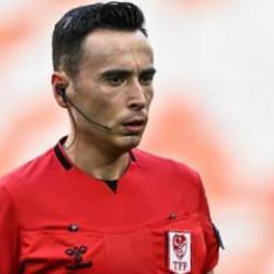 Maç başlaması gereken saatte başlamadı! Dikkat çeken hakem detayı