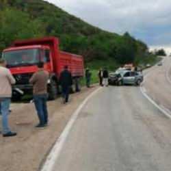 Otomobil ile kamyonet çarpıştı: 1 ölü, 1 yaralı