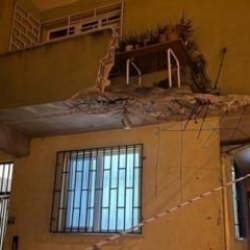 Pendik'te gece yarısı facianın eşiğinden d&ouml;n&uuml;ld&uuml;! 5 katlı binanın balkonu &ccedil;&ouml;kt&uuml;