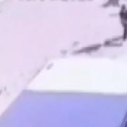 Sokak k&ouml;peklerinin kovaladığı &ccedil;ocuk y&uuml;ksekten atlayarak yaralandı