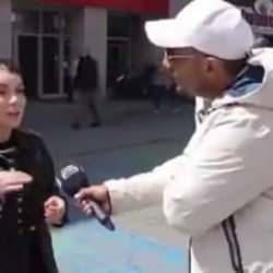 Sokak r&ouml;portajında tepki &ccedil;eken zorbalık! İstediği cevapları alamayınca &ccedil;irkinleşti