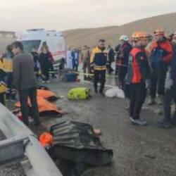 Son Dakika: Van'da feci kaza: 7 kişi öldü, 12 kişi yaralandı