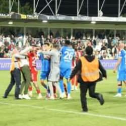 Süper Lig maçında ortalık karıştı! Yöneticiler sahaya indi