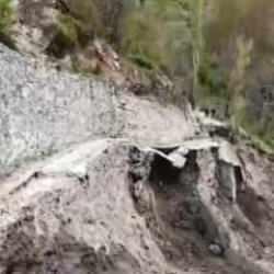 Artvin&rsquo;de heyelan anı cep telefonu kamerasında