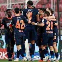 Başakşehir Mersin’de 3 puanı 4 golle aldı
