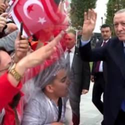 Cumhurbaşkanı Erdoğan'a KKTC'de coşku dolu karşılama! Dikkat &ccedil;eken tezah&uuml;ratlar