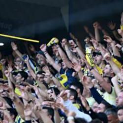 Derbide tribünlerde tek ses! Fenerbahçe taraftarına Beşiktaş eşlik etti