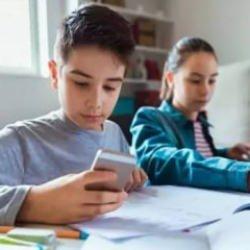 Dünyanın zeka seviyesi düşüyor: Sosyal medya kullanımına uluslararası adım başlatıldı