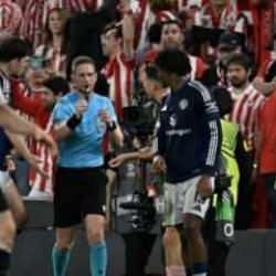 Fenerbahçe'yi yakan hakem Bilbao'yu da çıldırttı! Taraftar sahaya iniyordu