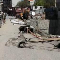 Gaziosmanpaşa'da yol &ccedil;&ouml;kt&uuml;! &Ccedil;atlaklar oluşan iki bina tahliye edildi