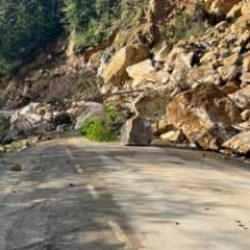 Giresun'da heyelan: Yol ulaşıma kapandı