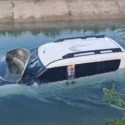 Hafif ticari araçla suluma kanalına uçtu, yardımları reddetti