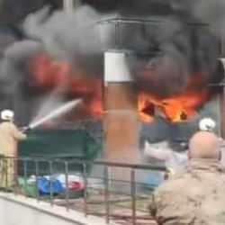 İstanbul'da işyeri yangını! K&uuml;le d&ouml;nd&uuml;