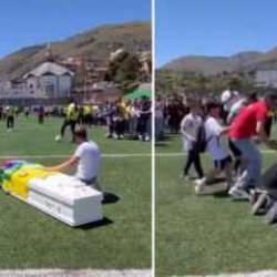 Ölen arkadaşlarının tabutunu yeşil sahaya getirdiler: Garip veda gündemde