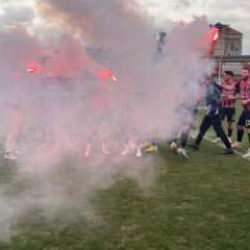 Maç bitti, futbolcular meşale yaktı: Herkes ne olduğunu sonradan anladı