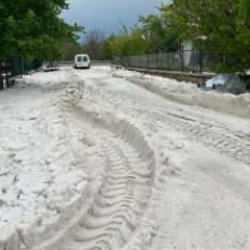 Mayıs ayında kara kışı aratmayan manzara! Her yer beyaza b&uuml;r&uuml;nd&uuml;