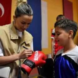 Olimpiyat İkincisi Hatice Akbaş, genç sporcularla bir araya geldi