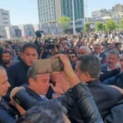 &Ouml;zg&uuml;r &Ouml;zel'e kim saldırdı, neden saldırdı? İşte o anlar