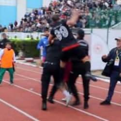 Şampiyonluk maçında 'uçan yumruk': Hakem 9 kişiye kırmızı kart gösterdi