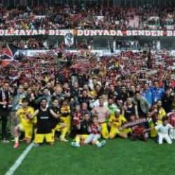 Süper Lig efsanesi 3. Lig'e yükseldi: Amatör maçı binlerce kişi seyretti