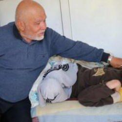 Yatalak oğlu i&ccedil;in 35 yıldır ıssız k&ouml;y&uuml; bekliyor