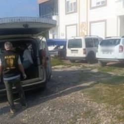 Cami avlusunda şok an: Eski başkanın aracı g&ouml;z g&ouml;re g&ouml;re &ccedil;alındı 