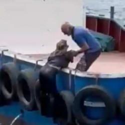 Kadın vapurdan d&uuml;şt&uuml;: Korku dolu anlar kameralara yansıdı!