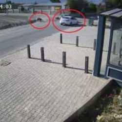 Motosikletliler otomobile çarptı, metrelerce havaya fırladılar