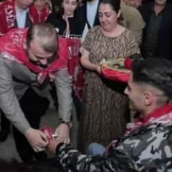 Arnavutk&ouml;y'de askere giden gen&ccedil;lere kınalı uğurlama