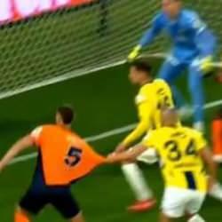 Başakşehir'de 3 tartışmalı pozisyon! 1 penaltı 2 penaltı itirazı