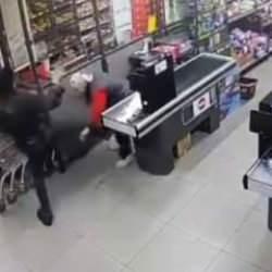 Bayrampaşa'da zincir markette bir kişiden, kasiyere tekme ve yumruk