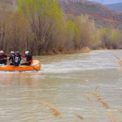 &Ccedil;oruh Nehrinde rafting r&uuml;zgarı: Bayburt sporda y&uuml;kseliyor