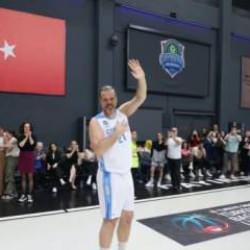 Eski milli basketbolcu Oğuz Savaş, parkelere veda etti