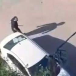 &lsquo;G&uuml;r&uuml;lt&uuml;&rsquo; y&uuml;z&uuml;nden dehşeti yaşattı! Komşularına sopayla saldırdı