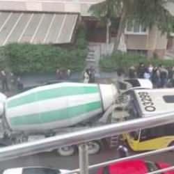 Kartal'da İETT otobüsü ile beton mikseri çarpıştı, trafik yoğunluğu oluştu