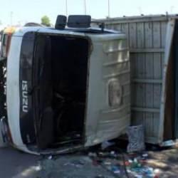 K&uuml;&ccedil;&uuml;k&ccedil;ekmece D-100 Karayolunda feci kaza: Yaralılar var