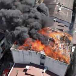 K&uuml;&ccedil;&uuml;k&ccedil;ekmece'de 5 katlı binada yangın! 