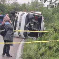 &Ouml;ğrencileri taşıyan otob&uuml;s ile otomobil &ccedil;arpıştı: &Ccedil;ok sayıda yaralı var