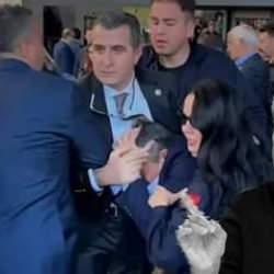 &Ouml;zdil'den &Ouml;zg&uuml;r &Ouml;zel'e saldırı eleştirisi: 'G&uuml;venlik zafiyeti yok, armut gibi geziyor!'